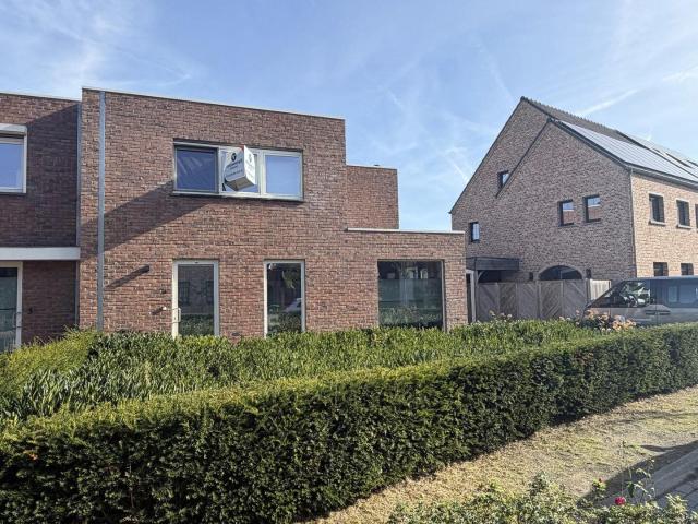 Recente halfopen energiezuinige woning met 3 slpks & tuin