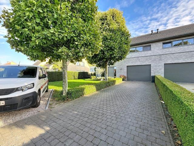 Recente halfopen woning met 3 ruime slaapkamers!
