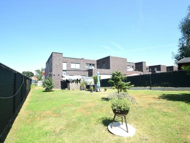 Recente halfopen woning met 2 slaapkamers in doodlopende.