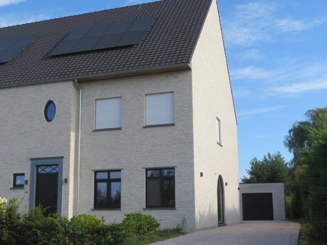 Recente landelijke halfopen woning