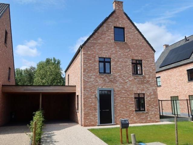 Recente pastorijwoning met 3 slk, carport en tuin