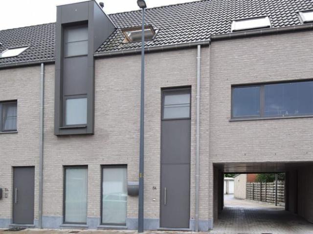 RECENTE RIJWONING MET GARAGE VOORZIEN VAN ALLE COMFORT