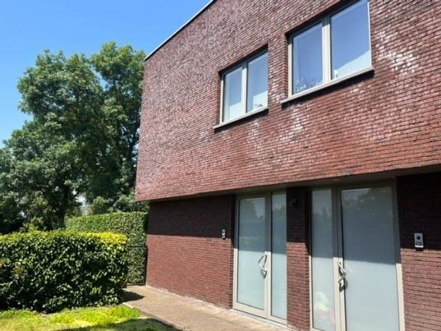 Recente woning, 3 slaapk, 2 badk, garage en tuin