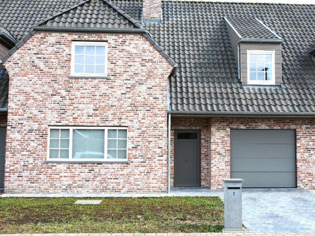 Recente woning, garage, tuin, rustig en goede verbinding R8