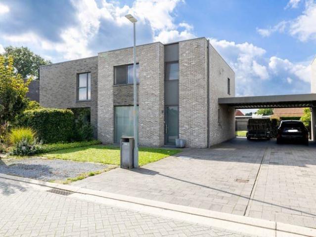 Recente woning met 3 slaapkamers, carport en tuin