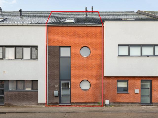 Recente woning met drie slaapkamers, tuintje en staanplaats