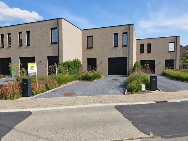 Recente woning met inpandige garage, terras en kleine tuin