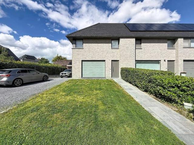Recente woning met ruime tuin op wandelafstand van het cent