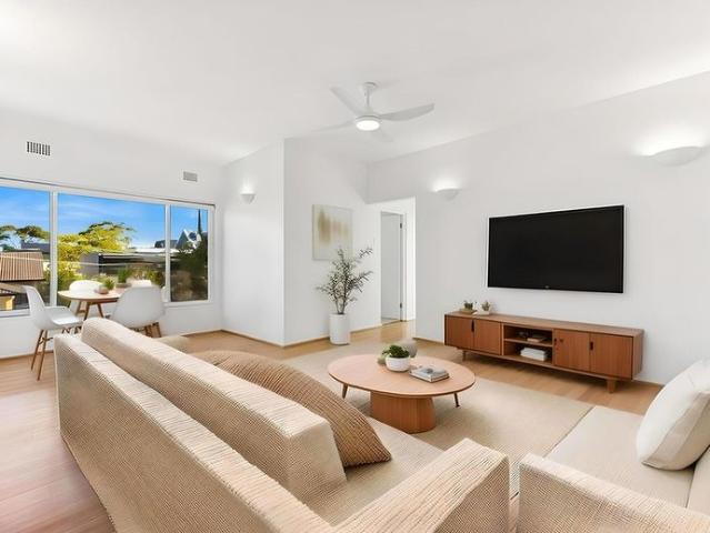 Recently Updated, Bright 2 Bed Apartment with Parking in Prime Rose Bay Location