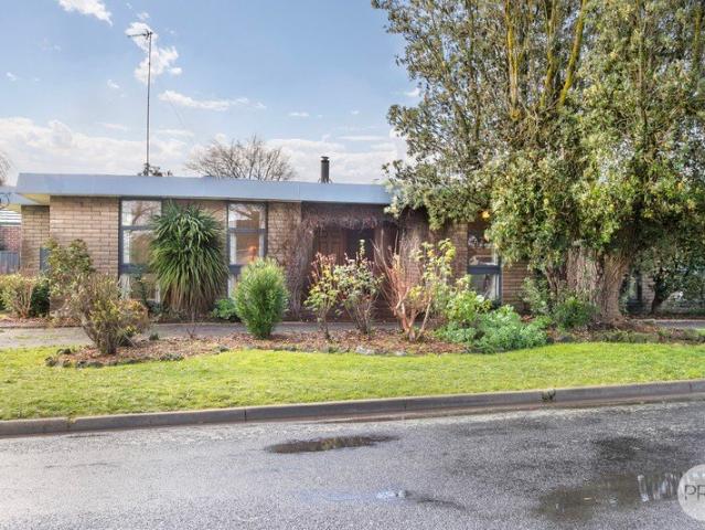 Updated Mid Century Style Family Home on Large Allotment with Side Access