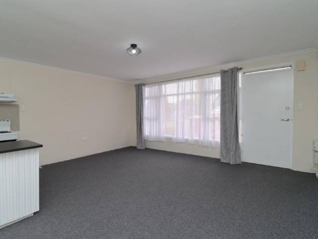 RECENTLY UPDATED 1 BEDROOM UNIT IN NEWSTEAD