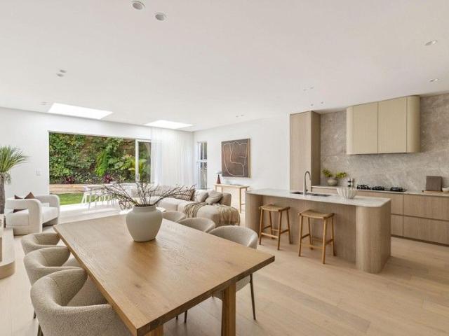 Recently built high quality family home & entertainer