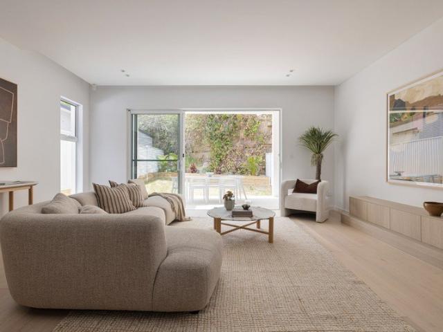 Recently built high quality family home & entertainer