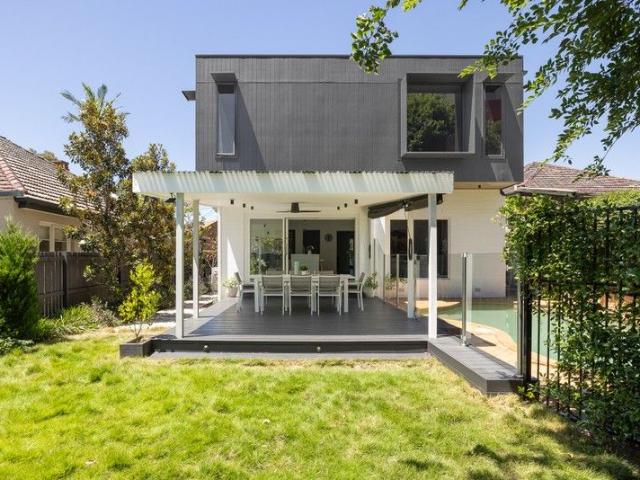 Recently extended family home & poolside entertainer