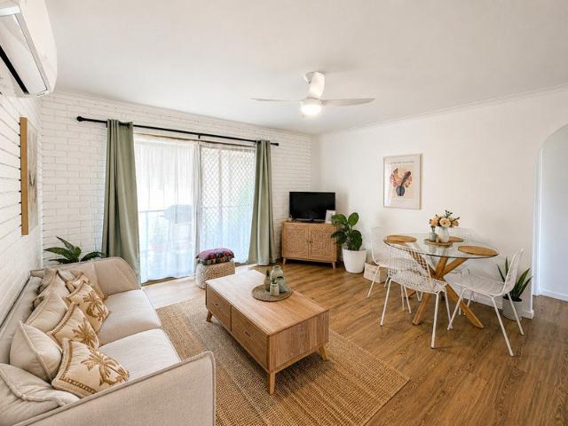 Recently Renovated 2 Bedroom Low Maintenance Unit Water Included