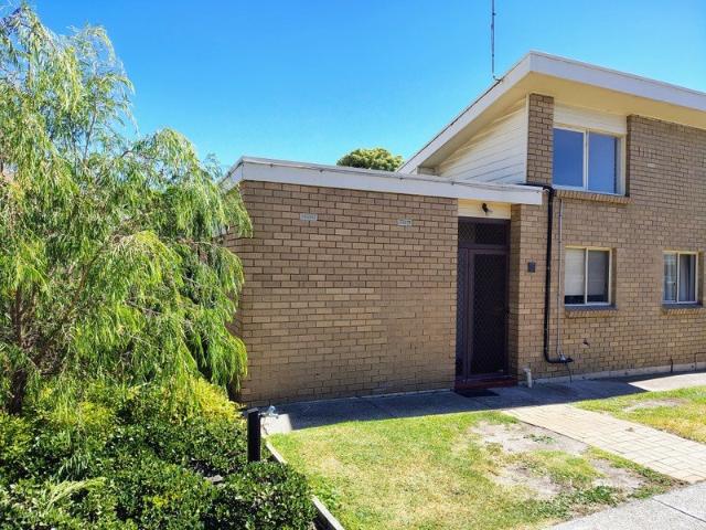 Quiet 2 bedroom unit with private courtyard close to everything !