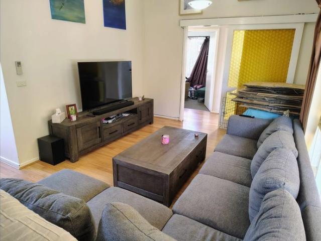 Quiet 2 bedroom unit with private courtyard close to everything !