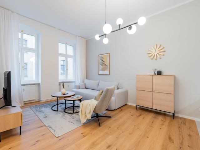 Recently renovated 2 room apartment with a home office in trendy Moabit