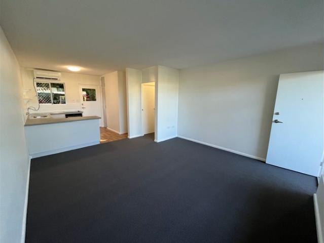Recently Renovated Ground floor Unit! Enjoy the ocean breeze from your loungeroom!