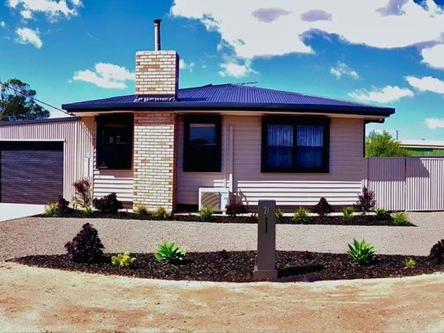Recently renovated home on 1,012sqm allotment