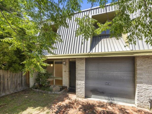 Convenient Townhouse in Carnegie