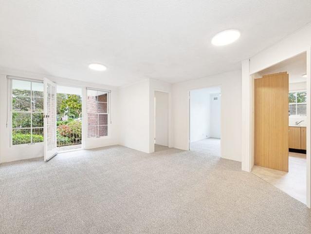 Recently Refurbished Tranquil Two Bed Apartment in Heart of Lane Cove