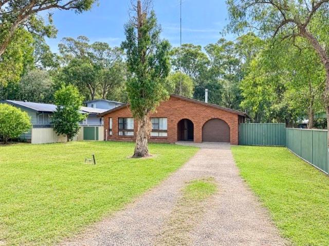 Recently Refurbished Home with Huge Fully Fenced Yard Positioned in a quiet no through road, within easy walking distance to boat ramp & waterfront