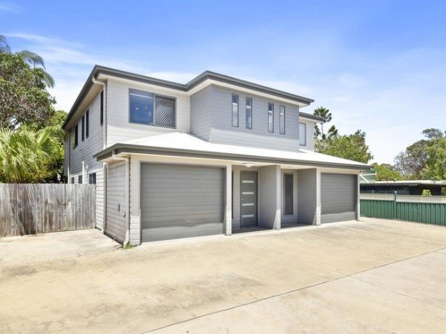 RECENTLY REFURBISHED MODERN THREE BED TOWNHOUSE IN SMALL COMPLEX
