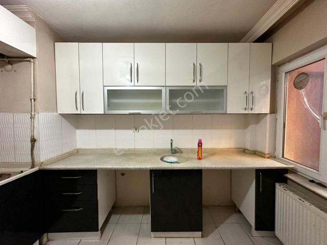 Recep Ümit Emlak'tan Gazi Yakup Satar Caddesi Yakınında Ferah Ara Kat Kiralık 3+1 Daire