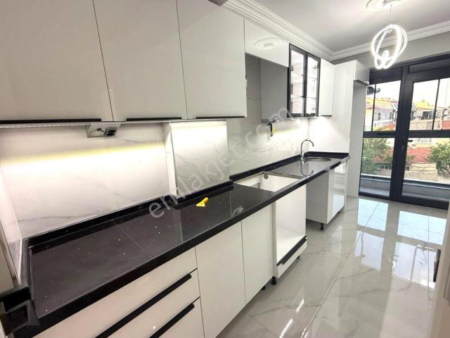 Recep Ümit'ten Esenli Caddesi Yanında İskanlı Sıfır Kiralık 2+0 Daire