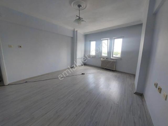 Recep Ümit'ten Gazi Yakup Satar Caddesi Üzerinde Büyük Park Karşısı Kiralık 3+1 Asansörlü Daire