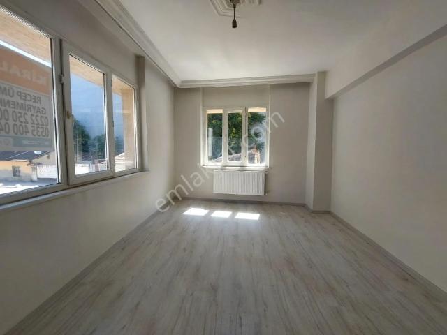 Recep Ümit'ten Hat Boyu Üzerinde Kiralık 3+1 Kooperatif Daire