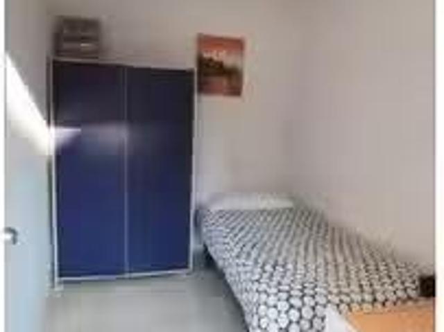 Nuevo Acogedora habitación en un apartamento de 10 habitacione.
