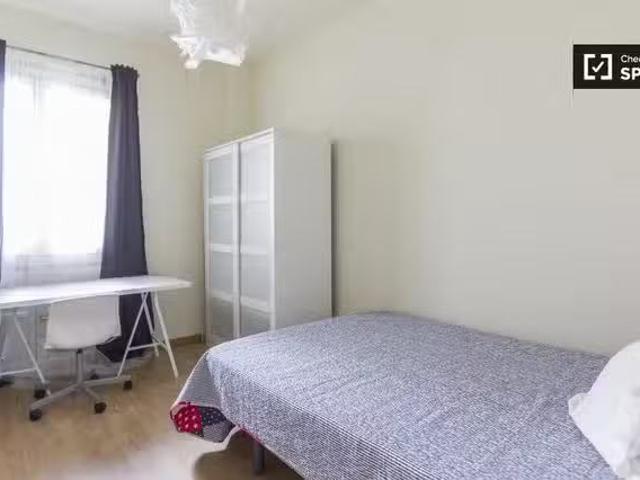 Barato Acogedora habitación en alquiler, apartamento de 11 hab.
