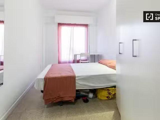 Encantador Alquiler de habitaciones en apartamento de 6 habita.