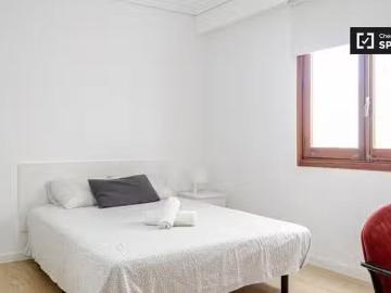 Bonito Amplia habitación en alquiler en apartamento de 6 dormi.