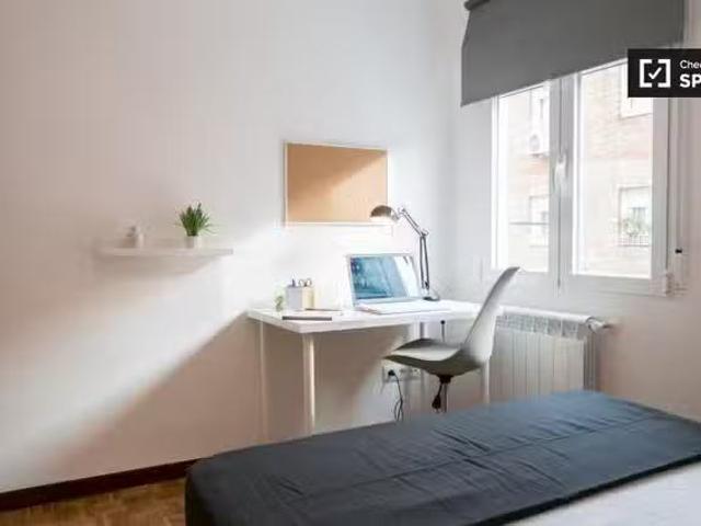 Acogedor Amplia habitación en apartamento de 4 dormitorios en.