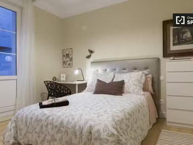 Único Habitación moderna en un apartamento de 8 dormitorios en.