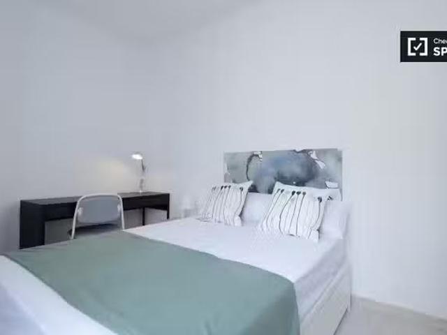 Bonito Habitación ordenada en un apartamento de 7 dormitorios.