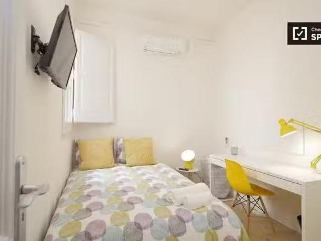 Único Habitación amueblada en el apartamento de 9 dormitorios.