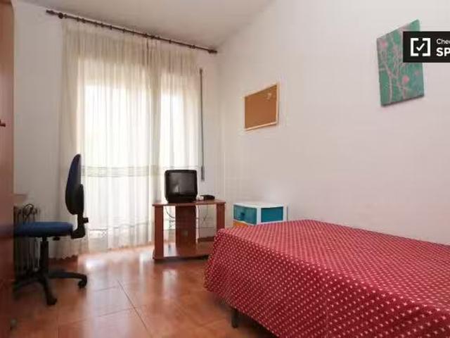 ¡Renta! Habitación amueblada en piso compartido en Granada Cit.