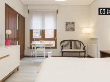 ¡Oferta! Habitación amueblada en piso de 5 habitaciones en Ind.