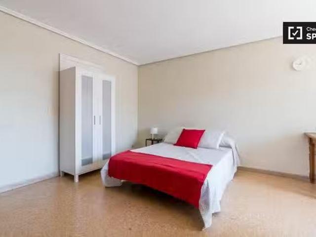 ¡Recién llegado! Habitación doble en alquiler en Algiros, Vale.