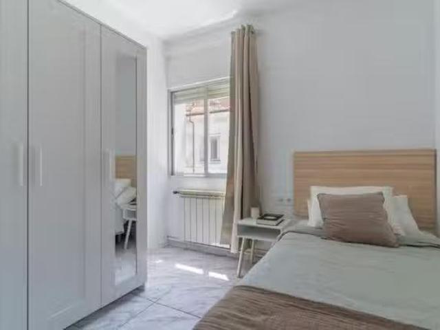 Encantador Habitación en Avenida de San Luis, Hortaleza