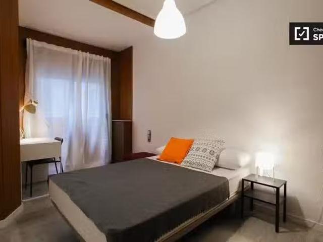¡Renta! Habitación en apartamento de 7 dormitorios en Ciutat V.