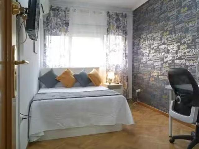 Bonito Habitación en Bulevar de Indalecio Prieto, Valdebernardo
