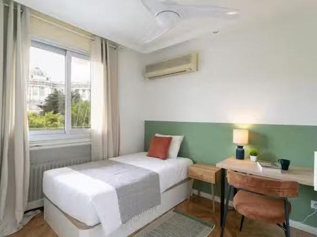 Encantador Habitación en Cuesta de San Vicente, Moncloa Aravaca