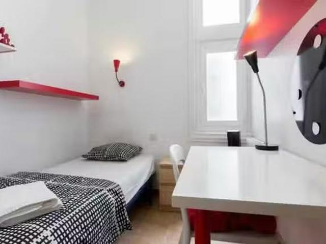 ¡Recién llegado! Habitación en Calle Mesón de Paredes, Embajad.