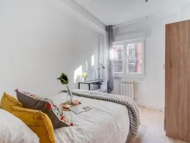 ¡Recién llegado! Habitación en Calle de Nuestra Señora de los.