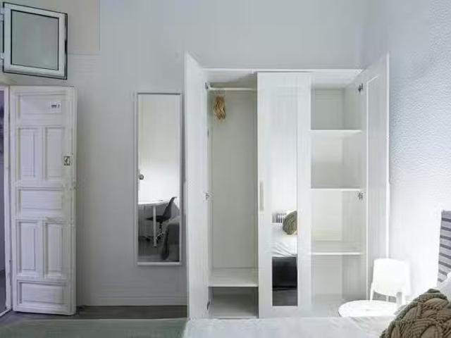¡Oferta! Habitación en Calle de Noviciado, Universidad